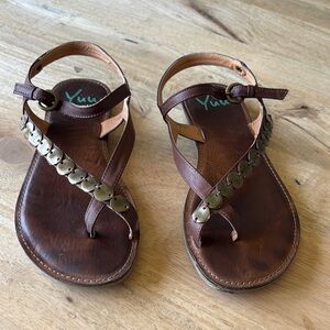 Yuu Brown Sandals with Gold Accents